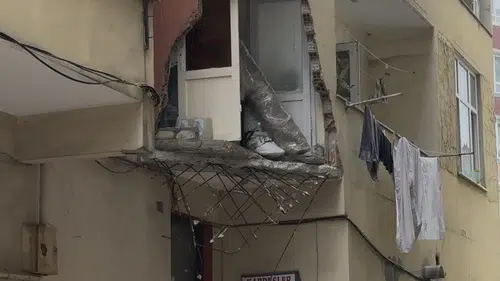 Güngören’de Balkon Çöktü, Bina Mühürlendi: "Deprem Oluyor Sandık!"