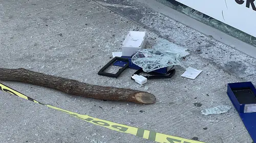 Fırından Odunu Aldılar, Saniyeler İçinde Telefoncuya Dehşeti Yaşattılar!