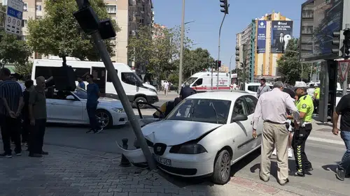 Nalçacı Caddesi Kavşağında Feci Kaza: Araçlar Savrulup Direğe Çarptı