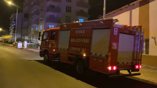 Sivas’ta Ev Yangını Paniği! Alevler Ekiplerin Müdahalesiyle Söndürüldü!