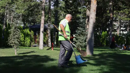 Sivas’ta Temizlik Görevlisinden Türkü Sürprizi: 67 Yaşında Dinleyenleri Mest Etti