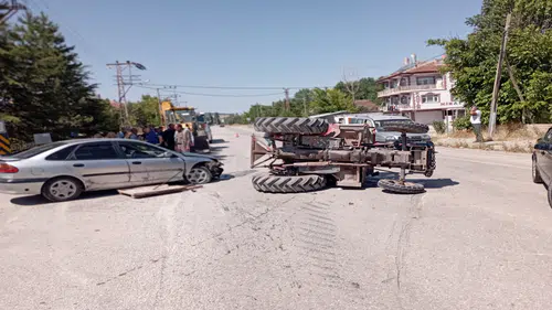 Otomobilin çarptığı traktör yan yattı