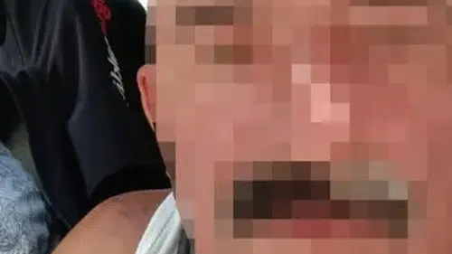 Ev arkadaşını kafasını çekiçle ezerek öldürdü