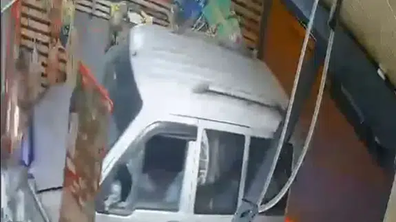 Ehliyetsiz sürücü markete girdi: Şans eseri kimse yaralanmadı!
