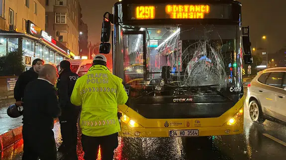 Kırmızı ışıkta gelen acı: Üsküdar’da yaya otobüsün çarpmasıyla yaralandı