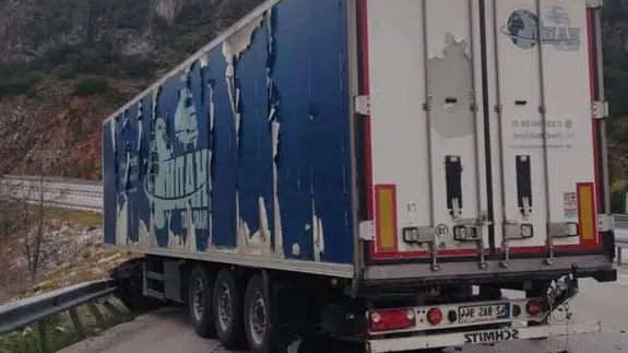 Burdur’da tır bariyerlere saplandı! Sürücü yaralı kurtuldu