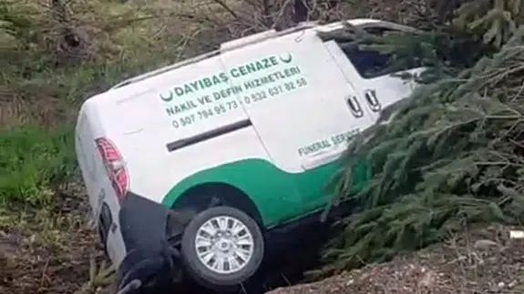 Sivas’ta korkutan kaza! Cenaze nakil aracı şarampole uçtu