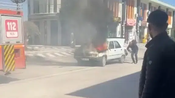Aksaray’da seyir halindeki otomobil alev aldı! O anlar paniğe neden oldu