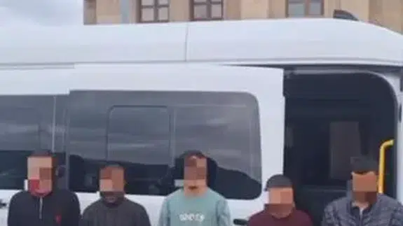 Sivas’ta kamyonet kasasında şok! 5 Göçmen eşyaların arasında yakalandı