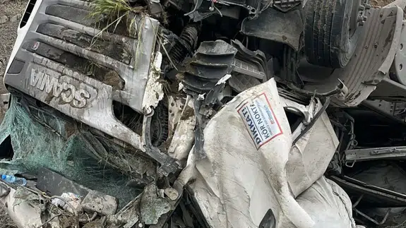 Burdur’da tır devrildi, araç hurdaya döndü! Sürücü mucize eseri kurtuldu