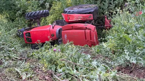 Bursa Karacabey’de feci kaza! Traktör şarampole yuvarlandı, sürücü hayatını kaybetti