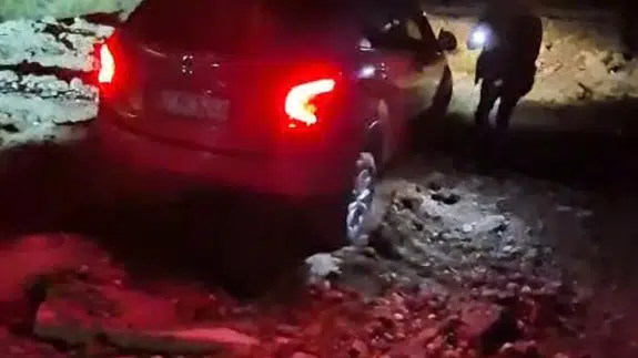 Antalya’da navigasyon faciaya götürdü! Araçlar çukura saplandı