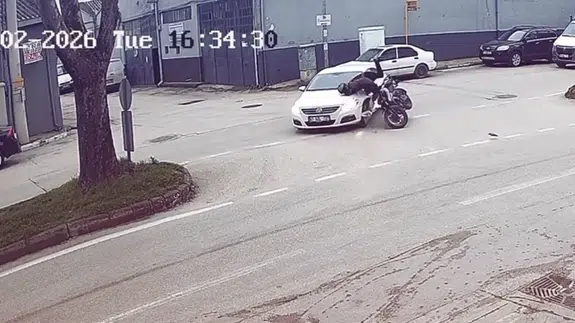 Bursa’da dehşet anları! Motosiklet sürücüsü metrelerce savruldu
