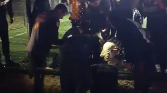 Elazığ’da halısahada korku dolu anlar! Koluna tel saplandı
