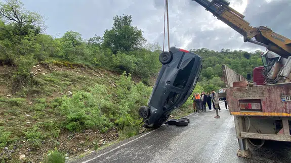 Erzincan’da sağanak faciası! Araç takla atıp ters döndü