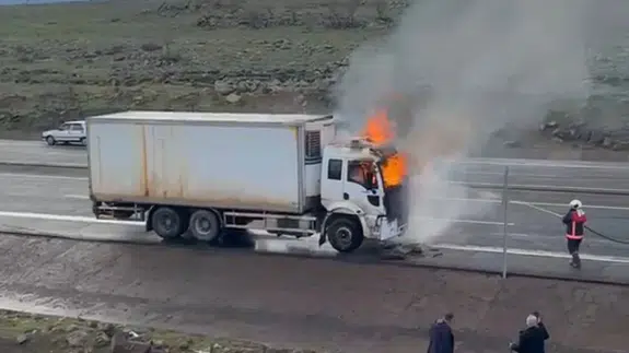 Bingöl’da yürekleri ağza getiren anlar! Kamyon bir anda alev aldı