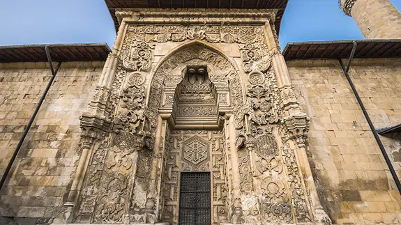 Anadolu'nun En Gizemli Yapısı Sivas'ta: 800 Yıllık Şifre Taşlara İşlenmiş