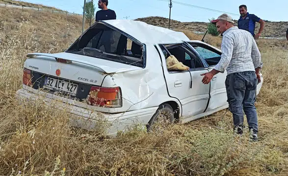 Isparta'da Direksiyon Hakimiyeti Kayboldu: Otomobil Şarampole Devrildi