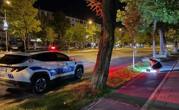 Otostopla aracına aldığı şahıslar tarafından bıçaklandı