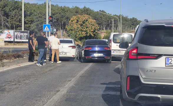Eskişehir Odunpazarı'nda 3 Araçlı Trafik Kazası: Şans Eseri Yaralanan Olmadı