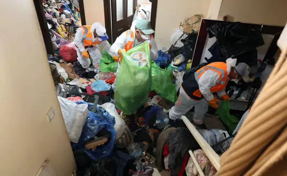 Evden 5 kamyon çöp çıkartıldı
