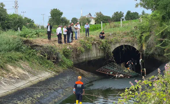 Bafra'da Otomobil Sulama Kanalına Uçtu: 1 Yaralı, Kayıp Sürücü Aranıyor