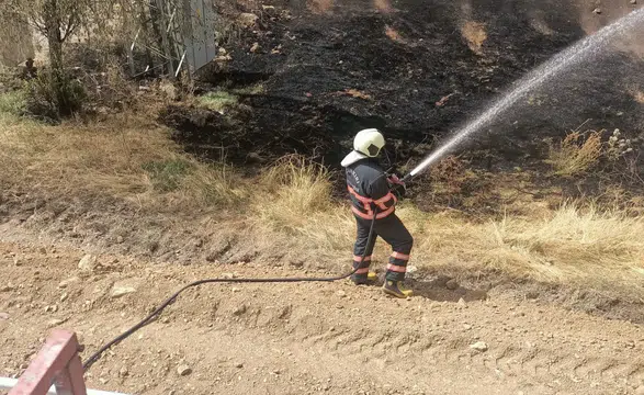 Çankırı'da Örtü Yangını Paniği: İtfaiye Trafoya Sıçramadan Söndürdü