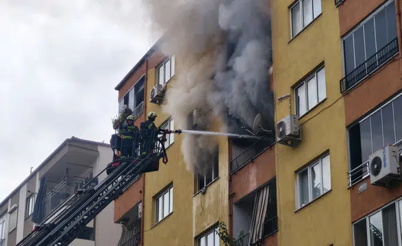 7 katlı apartmanda korku dolu anlar! 5. kattaki daire alevlere teslim oldu