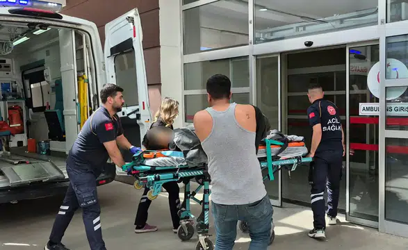 Küçük Çocuğun Kullandığı Forklift Devrildi: Çocuk Yaralandı