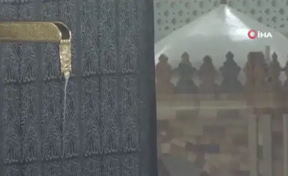 Mekke’de Şiddetli Yağış: Kâbe’de Tavaf Devam Etti!