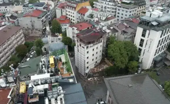 Yağmur Sonrası Çatı Çöktü! Fatih’te 5 Araç Hasar Gördü