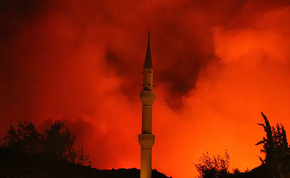 Aksu’da Orman Yangını: Alevler Geceyi Kızıl Renge Bürüdü