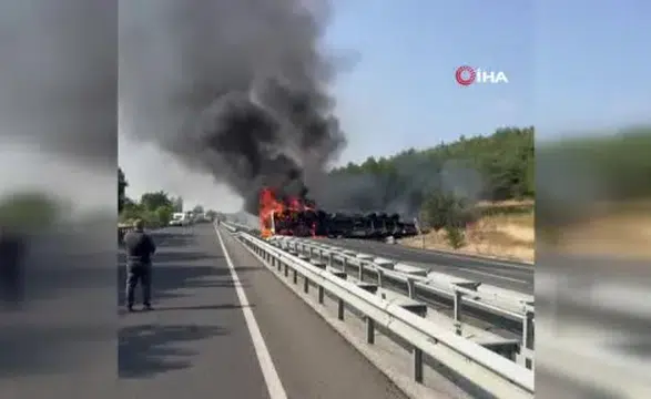 Uşak’ta korkutan kaza! Devrilen tır alevlere teslim oldu