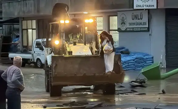 Sakarya Karasu'da Şiddetli Sel: Ulaşım Kepçelerle Sağlanıyor