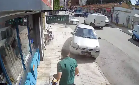 Kaldırıma Çıkan Araç Dehşet Saçtı: Demir Duba Hayat Kurtardı