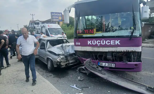Sakarya Akyazı'da Otobüs İle Otomobil Çarpıştı: 6 Kişi Yaralandı