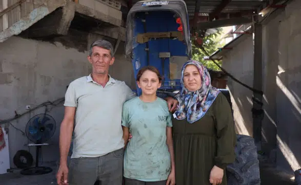Hatay'da Ön Yargılara Meydan Okuyan 13 Yaşındaki 'Ecrin Usta' Traktör Tamir Ediyor