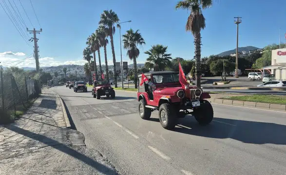 Bodrum Sokaklarında Cumhuriyet Konvoyu! Görenler Alkışladı