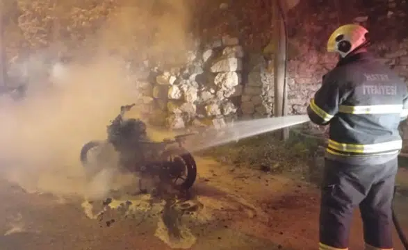 Hatay'da Motosiklet Alevlere Teslim Oldu! Geriye Demir Yığını Kaldı