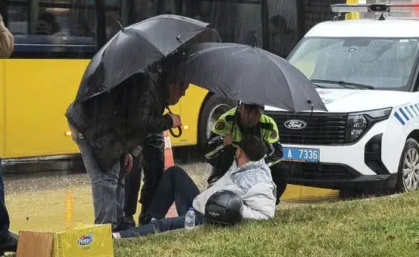 Yağmurda Düşen Motosikletliye Polisin Şemsiyesi Siper Oldu