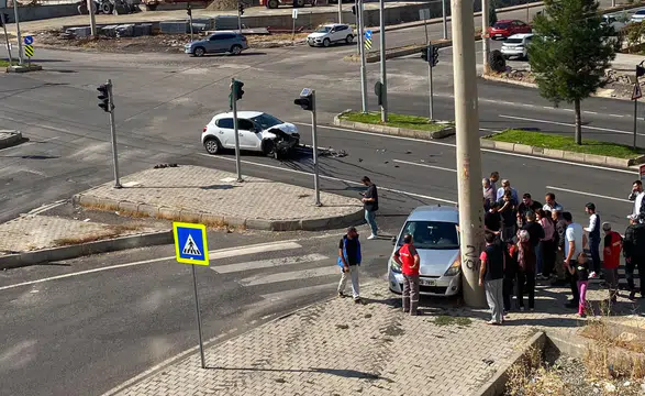 İki Araç Birbirine Girdi! Diyarbakır’da 3 Kişi Yaralandı