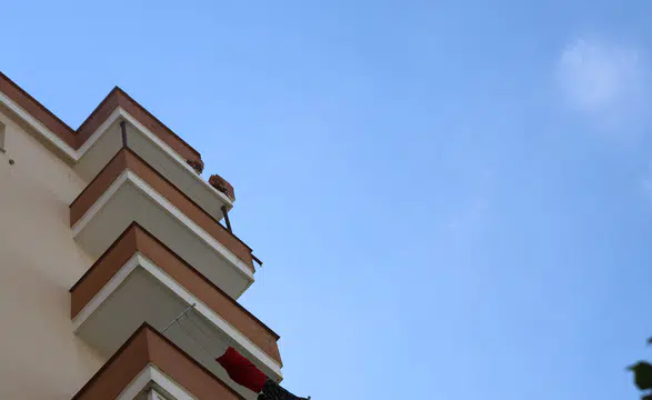 Adana’da Apartmana Yıldırım Düştü: 2 Araç Hasar Gördü