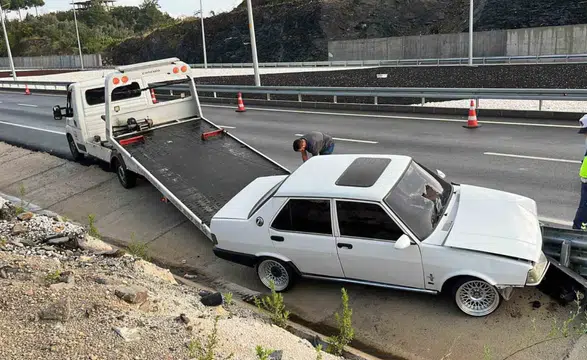 Alanya Kestel'de Trafik Kazası: Otomobil Bariyerlere Çarptı