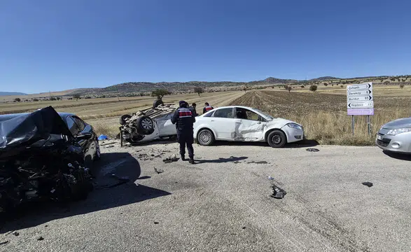 Burdur'da 3 Araç Birbirine Girdi! Feci Kazada 1 Ölü, 7 Yaralı