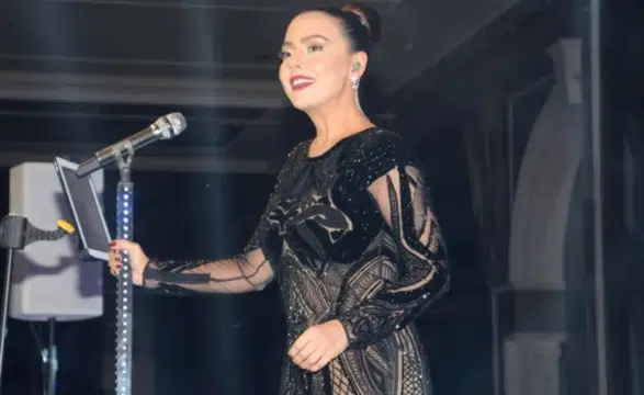 Ebru Gündeş, 27 Yıl Sonra “Dön Ne Olur” Şarkısını Yeniden Söyledi
