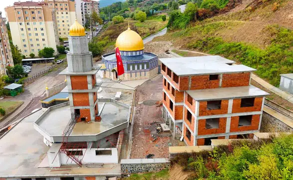 Kocaeli Aksa Camii İçin Binlerce Tuğla ve Tonlarca Demir Desteği