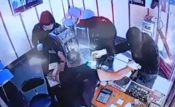 Kuyumcuda Dehşet Anları! Silah Çekip 850 Gram Altını Aldılar