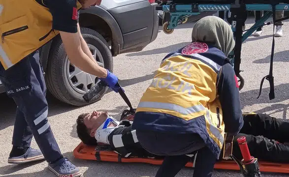 Adıyaman'da İki Otomobil Çarpıştı! Sürücülerden Biri Yaralandı