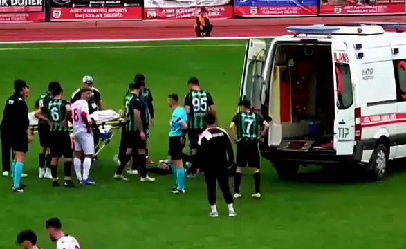Maç Sırasında Kalp Krizi Geçiren Futbolcu Yoğun Bakıma Alındı