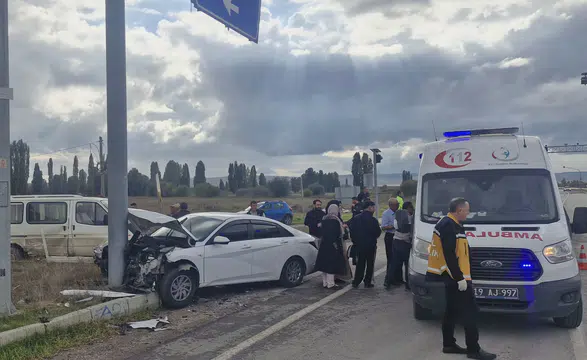 Çorum'da İki Araç Birbirine Girdi! Yaralılar Hastaneye Taşındı